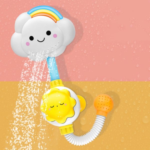 Chuveiro infantil em formato de núvel com torneira e esguicho de água para brincar durante o banho de bebês